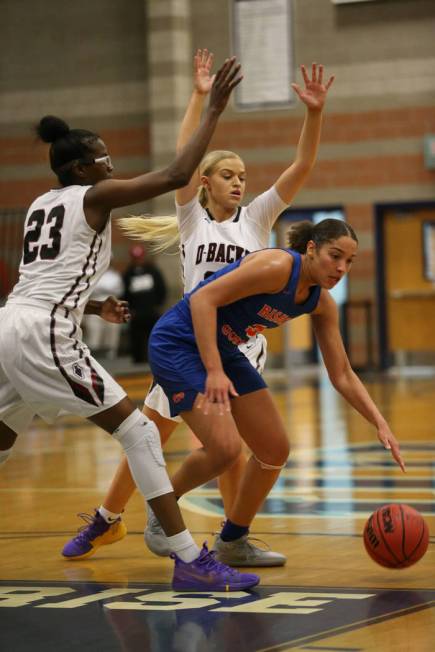 Bishop Gorman’s Georgia Ohiaeri (3) looks to make a play under pressure from Desert Oa ...