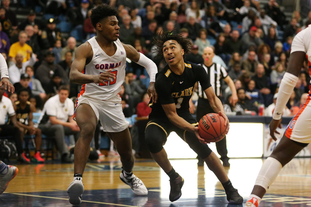 Clark’s Frankie Collins (1) drives the ball to the hoop against Bishop Gorman’s ...