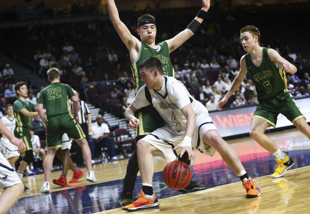 The Meadows forward Joe Epstein (4) moves the ball against Incline’s TT Valosek during ...