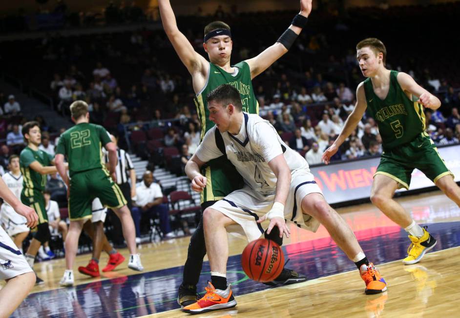 The Meadows forward Joe Epstein (4) moves the ball against Incline’s TT Valosek during ...