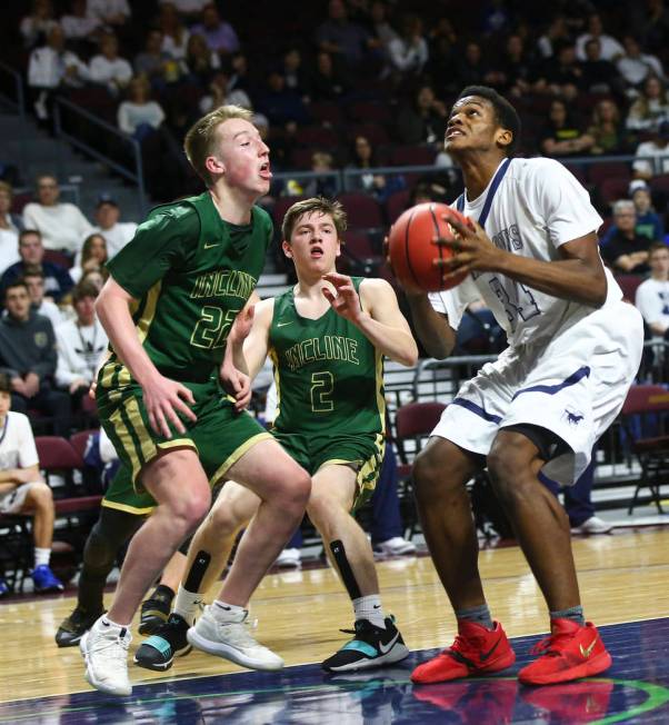 The Meadows Obinna Ezeanolue (34) looks to shoot against Incline guard Liam Nolan-Bowers (22 ...