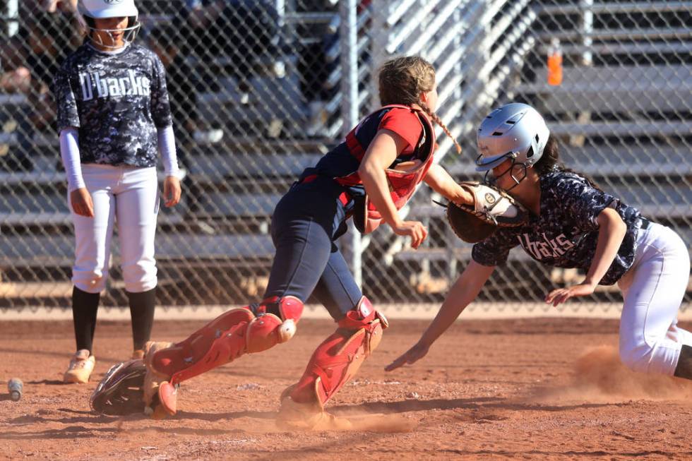 Liberty’s McKenzie Hamilton (00) tags out Desert Oasis’ Makayla Rickard (23) at ...