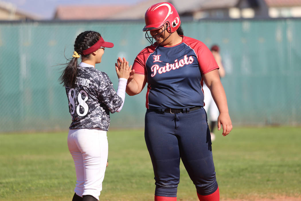 Desert Oasis’ Yahirda Peregrina (88) high-fives Liberty’s Fia Tofi (74) after To ...