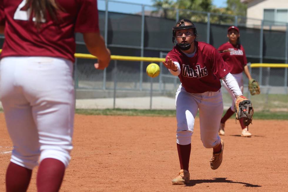 Desert Oasis Alexus Marquez (42) throws the ball to first basemen Meaghan McInerney (21) for ...