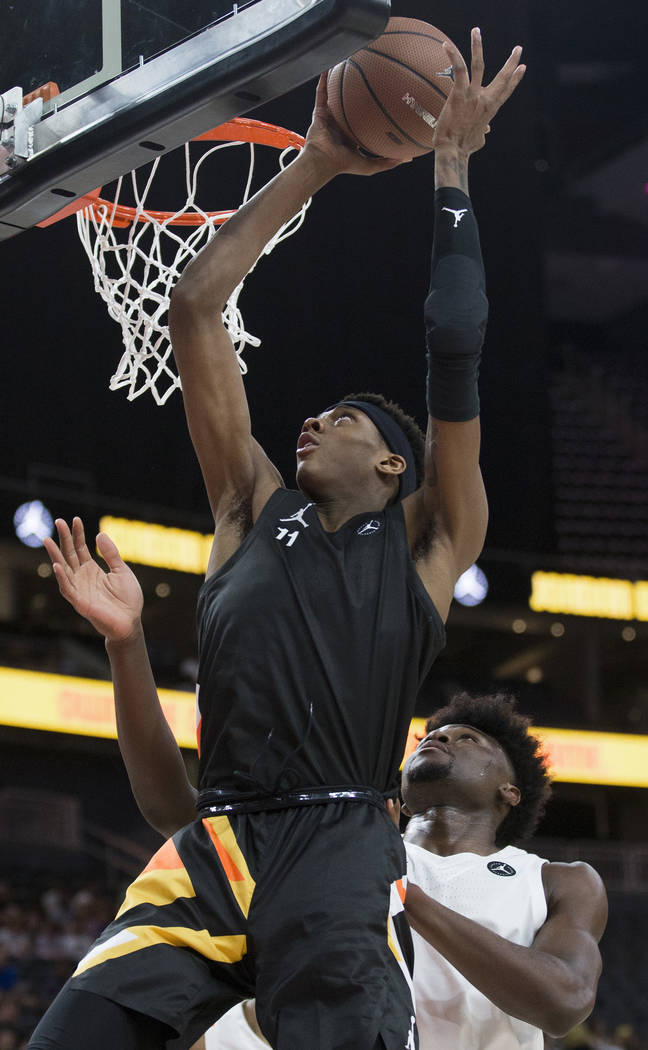 Alonzo Gaffney (11) drives past Isaiah Stewart (33) in the first half during the Jordan Bran ...