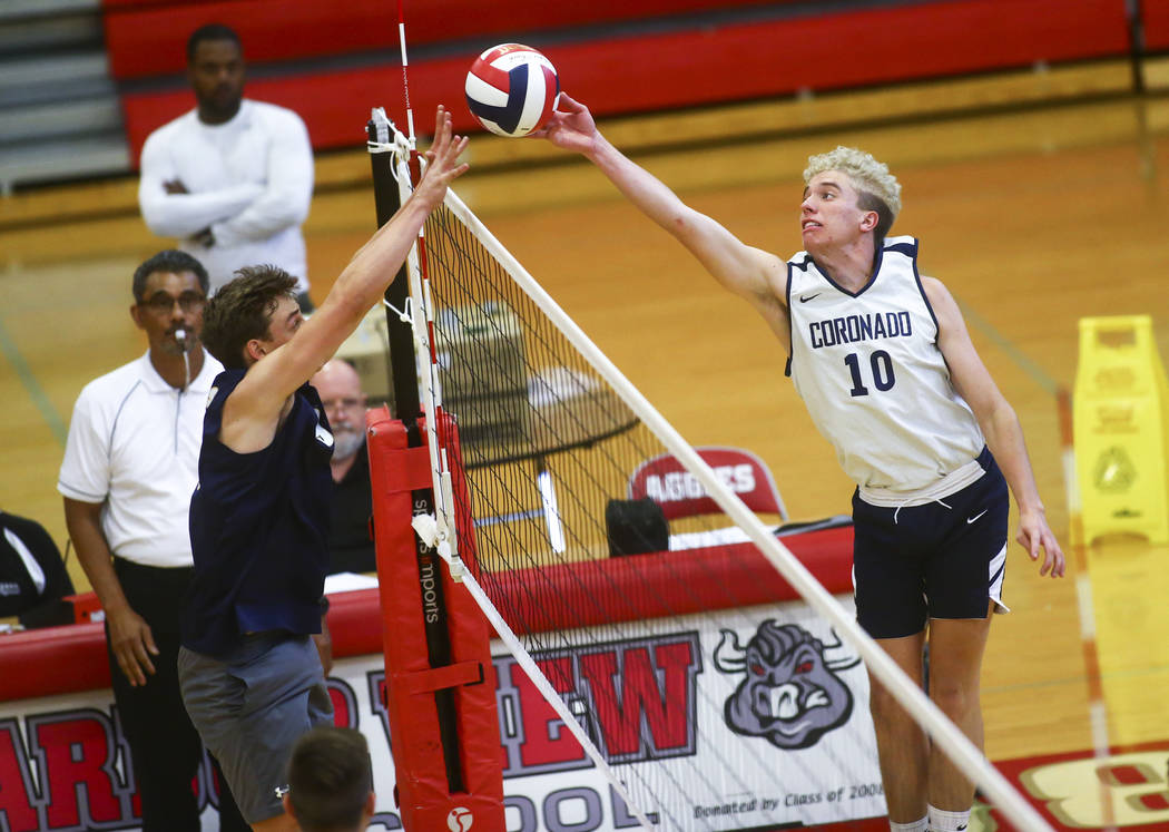 Coronado’s Randy Cowles (10) gets the ball past Foothill’s Matteo Forghieri (9) ...