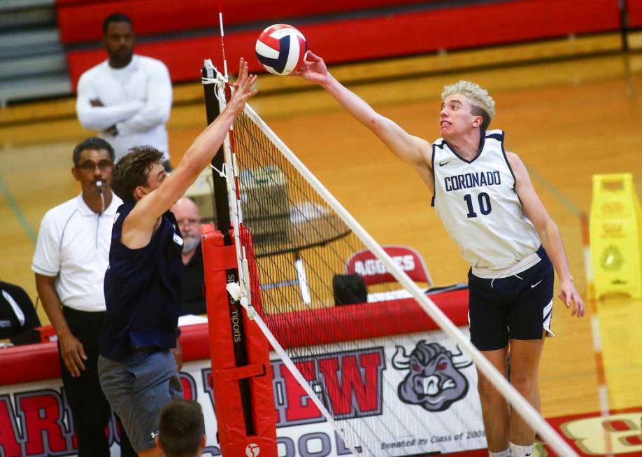 Coronado’s Randy Cowles (10) gets the ball past Foothill’s Matteo Forghieri (9) ...