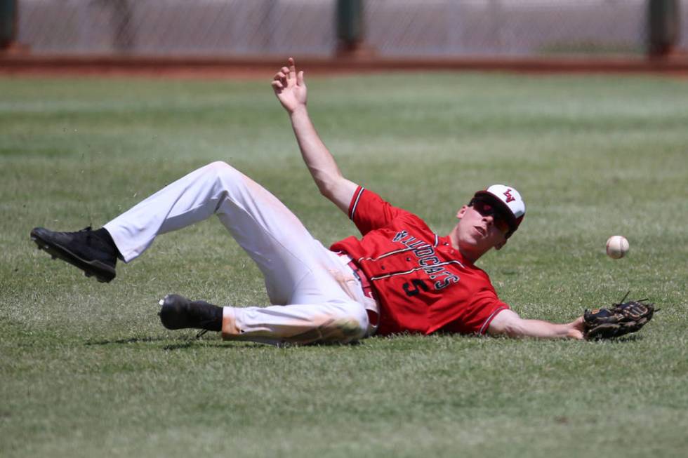 Las Vegas’ Joel Lindahl (5) misses the ball in the outfield against Desert Oasis in th ...