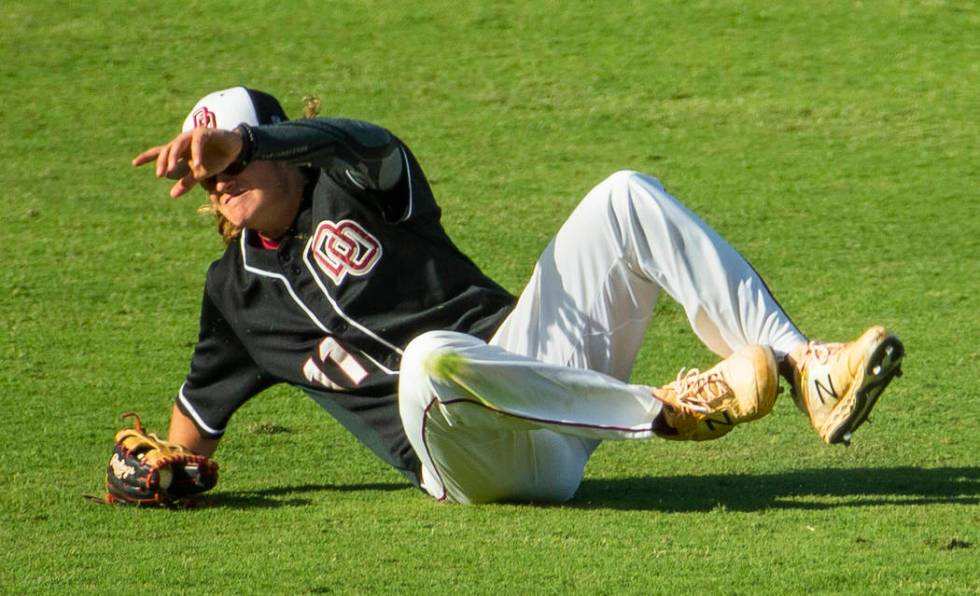 Desert Oasis’ Josh Sharman (11) makes a sliding catch versus Reno during their Class 4 ...