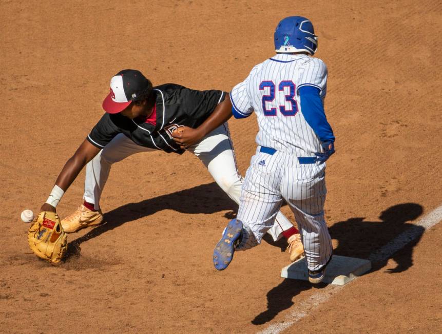 Desert Oasis’ Jacob Walsh (21) gets the ball late as Reno’s Ryan Hess (23) hustl ...