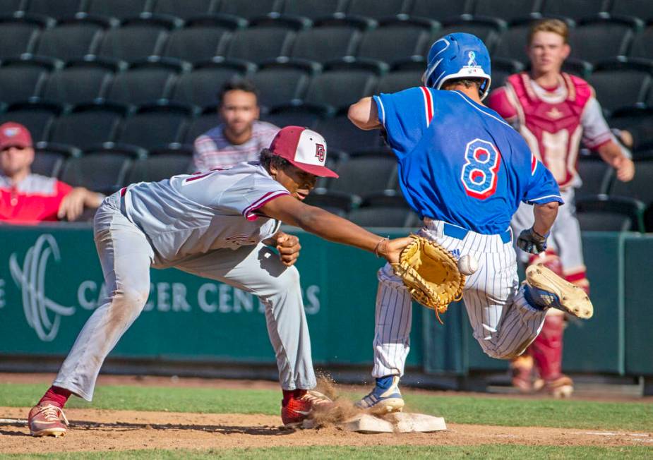 Desert Oasis’ Jacob Walsh (21) receives the ball late though Reno runner Gunner Goulds ...