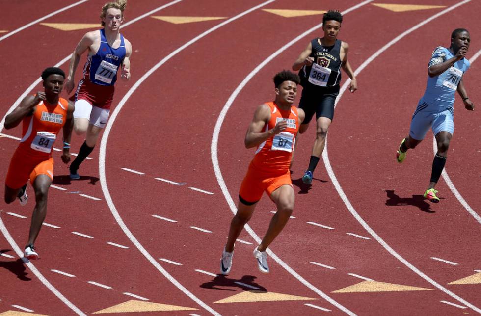 Rome Odunze Bishop Gorman, center, on his way to winning 200 meters with a time of 21.25 sec ...