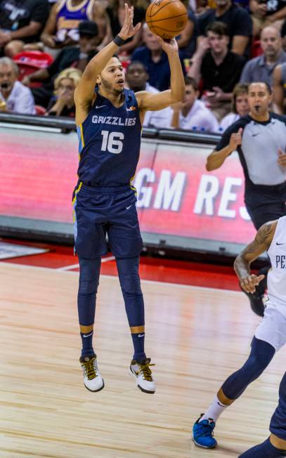 Memphis Grizzlies guard Tyler Harvey lays in a shot over the New Orleans Pelicans defenders dur ...