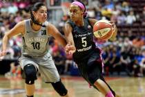 Connecticut Sun guard Jasmine Thomas (5) drives past Las Vegas Aces guard Kelsey Plum (10). (Se ...