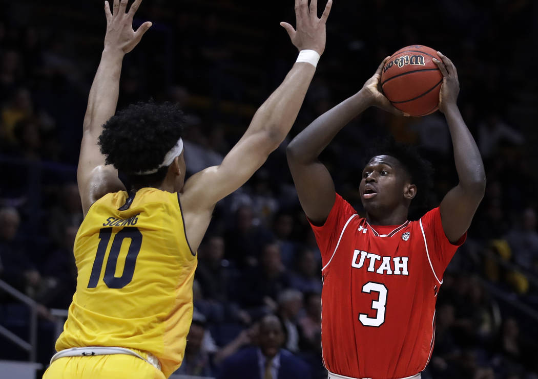 California's Justice Sueing, left, defends against Utah's Donnie Tillman (3) in the second half ...
