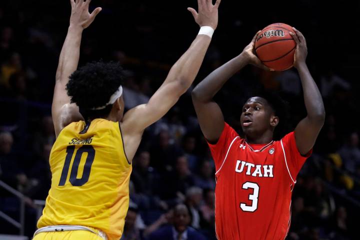 California's Justice Sueing, left, defends against Utah's Donnie Tillman (3) in the second half ...
