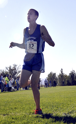 STEVE ANDRASCIK/LAS VEGAS REVIEW-JOURNAL Centennial High School runner Nick Hartle (82), app ...