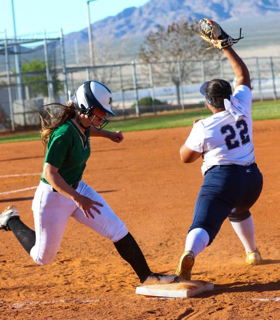 Shadow Ridge first baseman Alyssa Stanley (22) tags Palo Verde outfielder Makall Whetten (1) ...