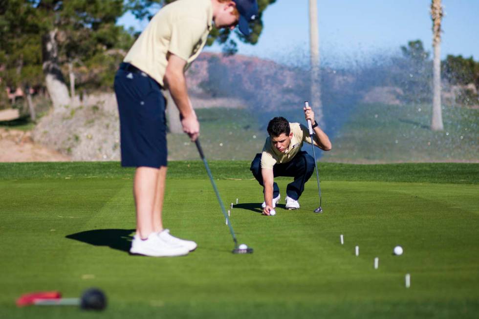 Foothill sophomore Noah MacFawn, right, lines up the shot while going through drills during ...