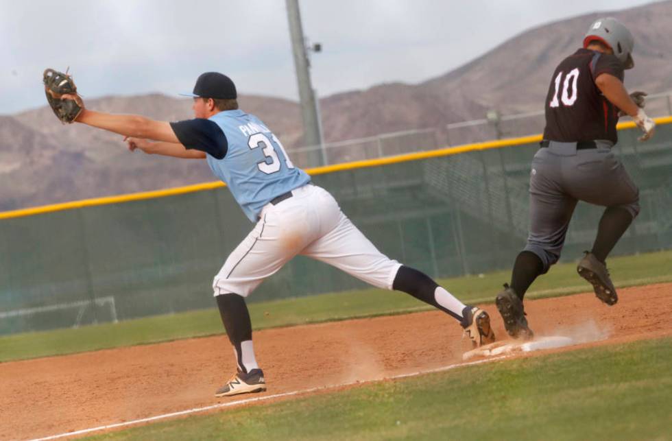 Foothill’s Anthony Pannullo (31) tags the base forcing Las Vegas’s Leonel Anaya ...