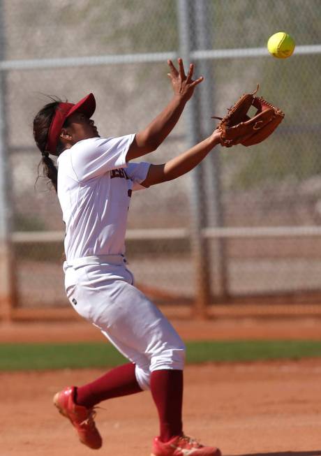 Desert Oasis’s Izriah Hodson (3) catches a fly ball during a high school softball game ...