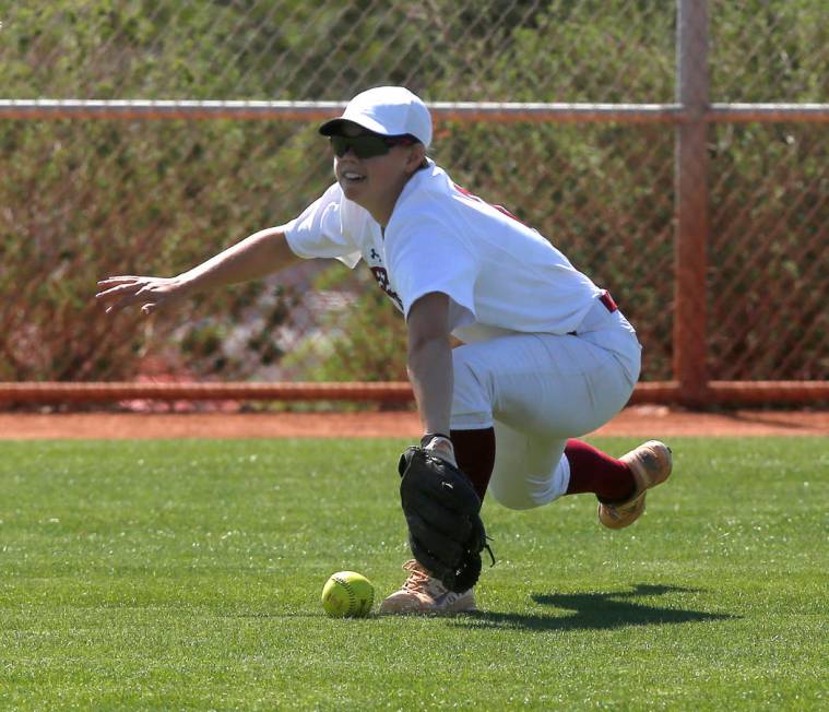 Desert Oasis’s Meagan Anders (2) misses an outfield catch during a high school softbal ...