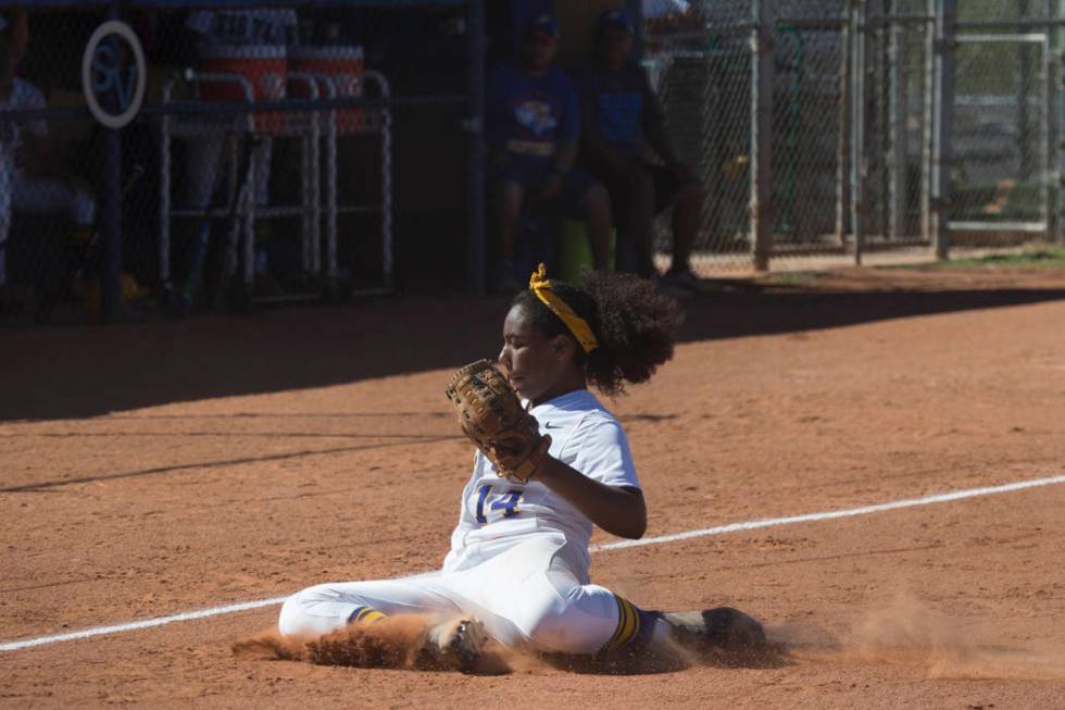 Sierra Vista’s Harmony Dominguez (14) makes a catch for an out against Durango at Sier ...