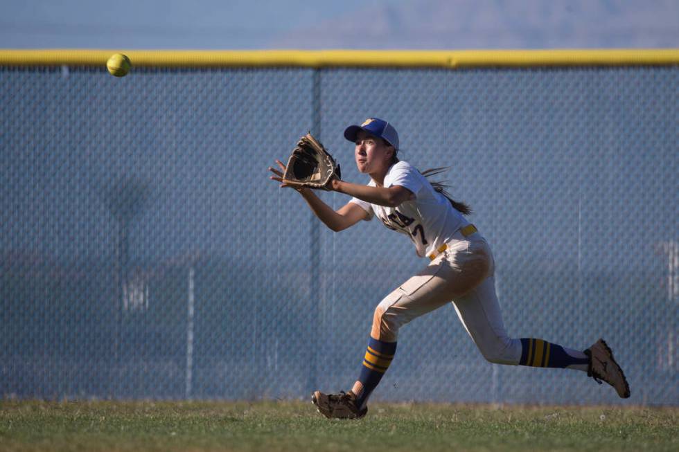 Sierra Vista’s Jamie Kalaau-Sunia (7) runs to the ball for a catch and an out against ...