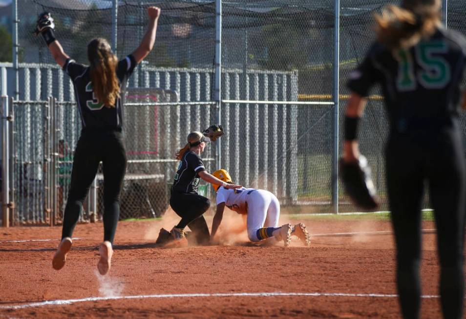 Palo Verde’s Ally Snelling, second from left, tags out Sierra Vista’s Ryan Watki ...