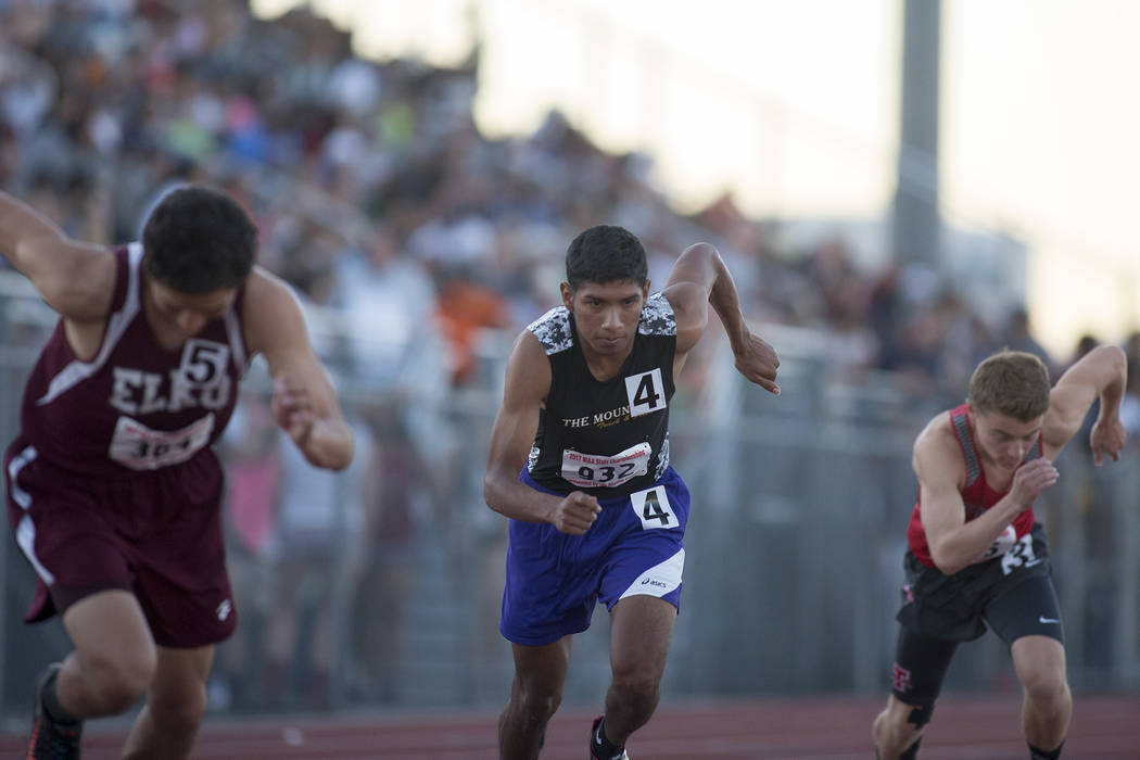 Sunrise Mountain senior Musio Jimenez-Vazquez, center, takes off in the 3A boys 800-meter da ...