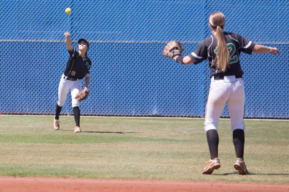 Palo Verde senior Mackenzie Ryan (6) passes to senior Ally Snelling (12) during a game again ...