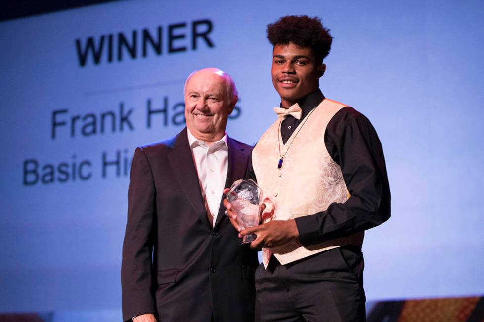 Frank Harris, de la preparatoria Basic, recibe el Premio al Atleta Masculino del Año por Cr ...