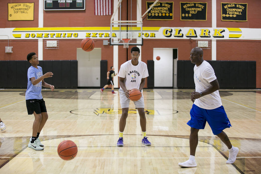 Cal Supreme player Shareef O’Neal, center, son of Shaquille O’Neal, practices at ...