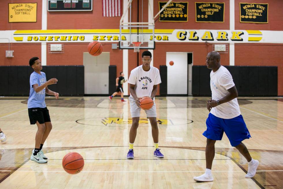 Cal Supreme player Shareef O’Neal, center, son of Shaquille O’Neal, practices at ...