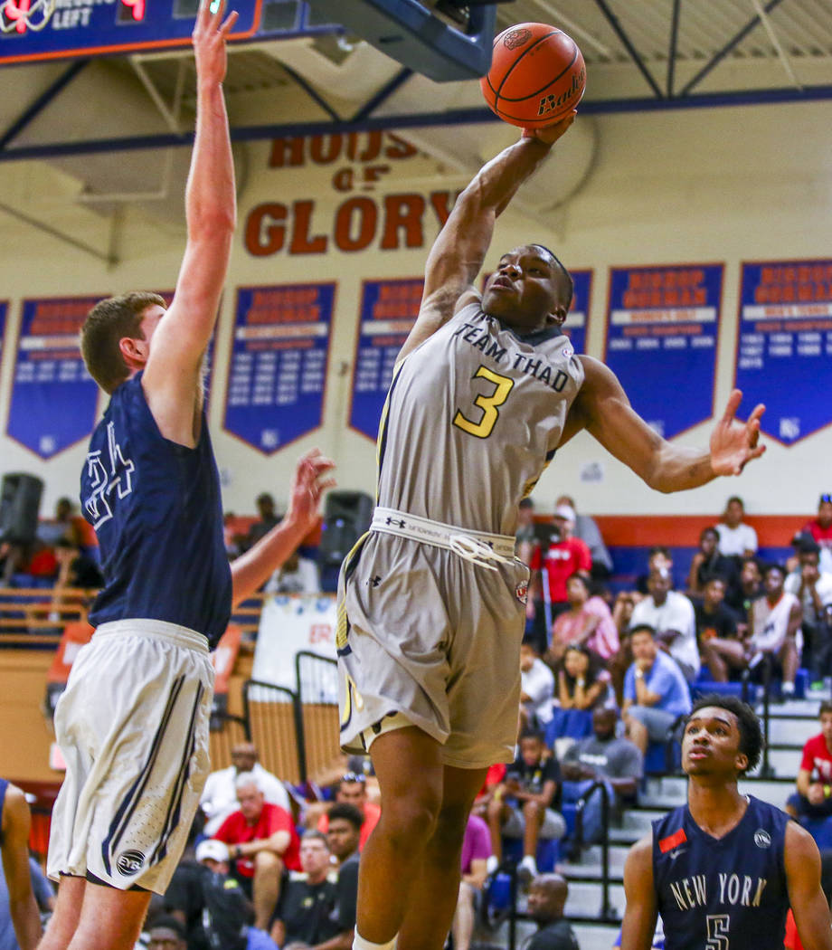 Team Thad’s Tavin Lovan (3) looks to dunk against New York defender Sloan Seymour duri ...