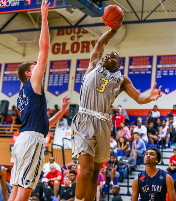 Team Thad’s Tavin Lovan (3) looks to dunk against New York defender Sloan Seymour duri ...