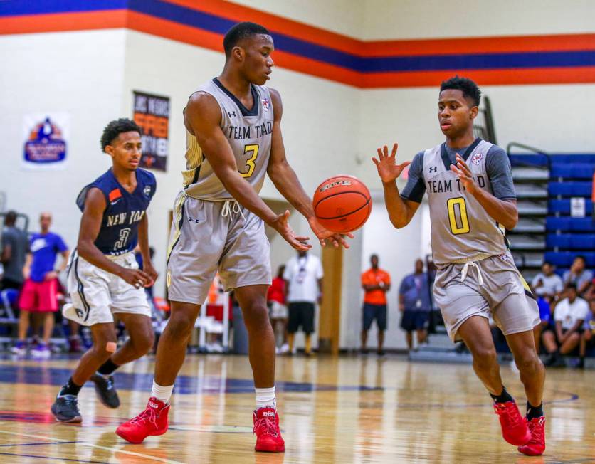 Team Thad’s Tavin Lovan (3) tosses the ball to Tyler Harris (0) while playing against ...