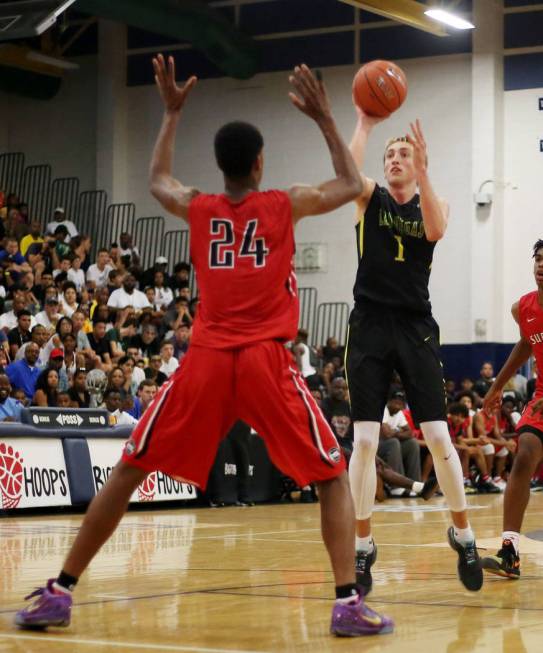 California Supreme’s Shareef O’Neal, 24, gaurds Las Vegas Prospects’ Moses ...