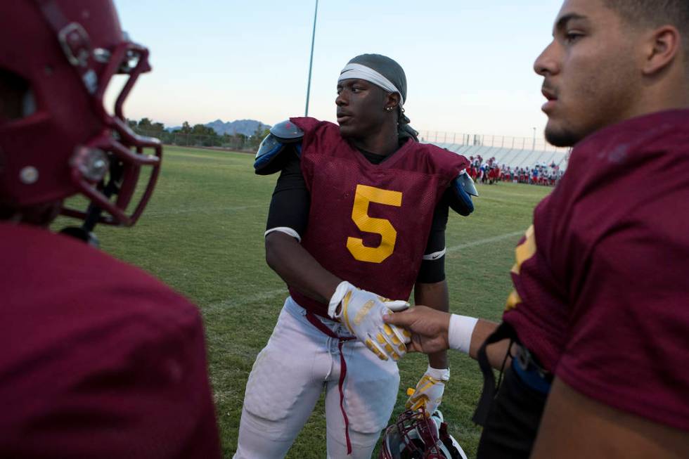 Del Sol senior Taariq Flowers, center, shakes hands with teammates during a three-team scrim ...