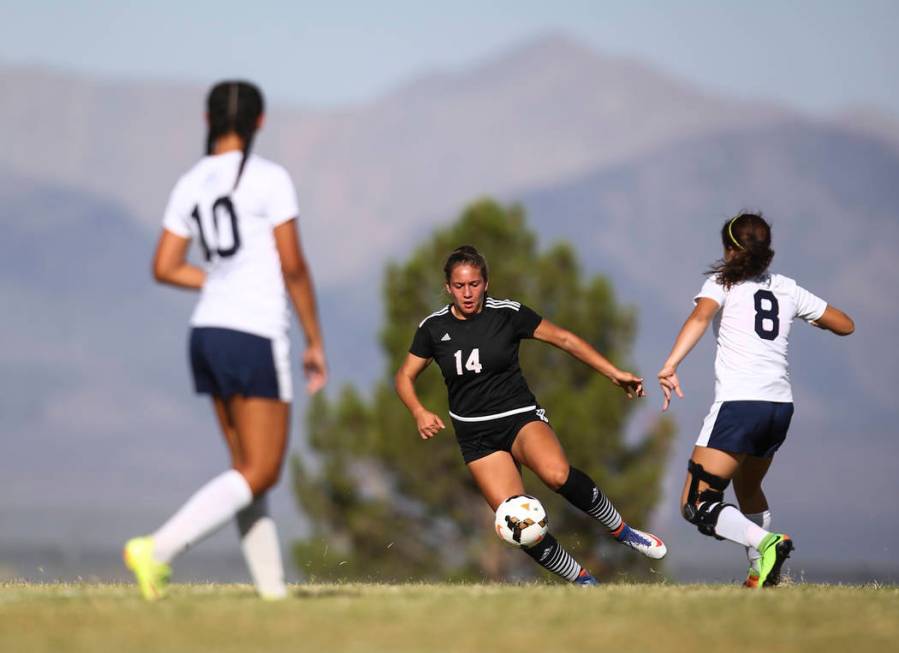 Palo Verde’s Reighna Werner (14) moves the ball up the field against Centennial during ...