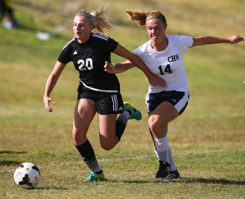 Palo Verde’s Carlee Giammona (20) moves the ball as Centennial’s Dawn Madison Fr ...