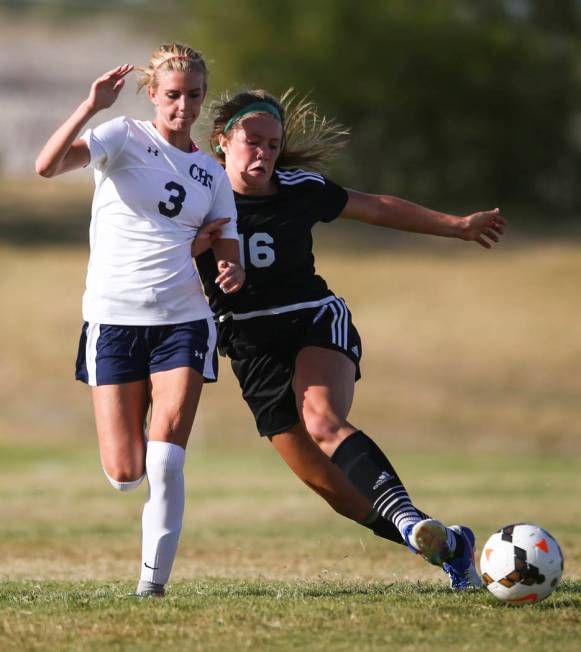 Palo Verde’s Olivia Packer (16) controls the ball over Centennial’s Quincy Bonds ...