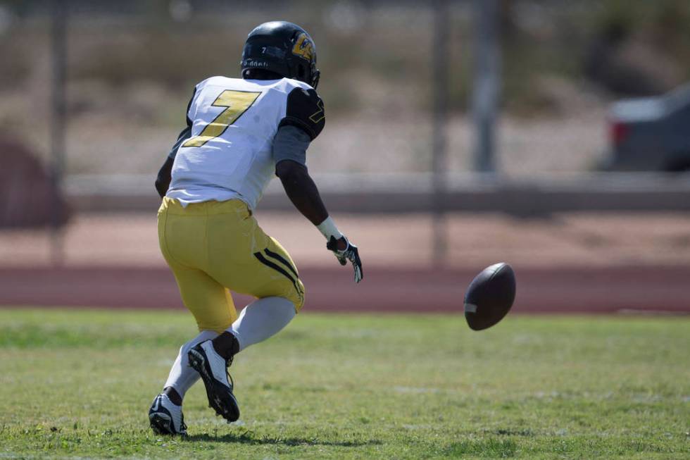 Clark’s Aquantay Morris (7) runs to recover a fumble against Sierra Vista in their foo ...