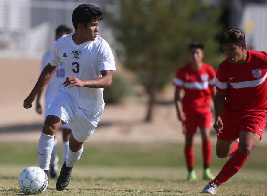 Sunrise Mountain player Jonzo Jimenez (3) looks for a pass during a game against Western at ...