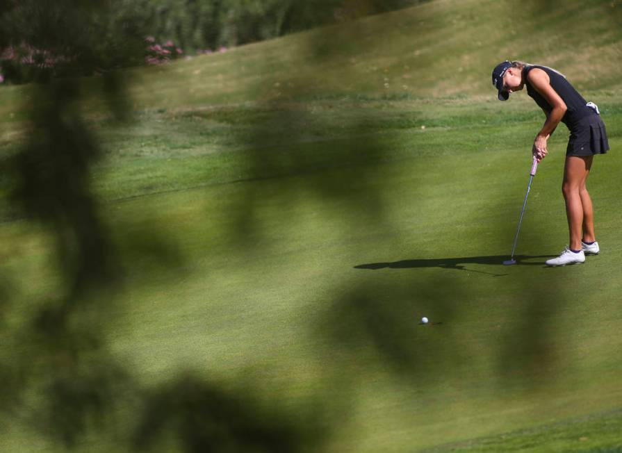 Palo Verde’s Annick Haczkiewicz putts during the Class 4A state girls golf tournament ...