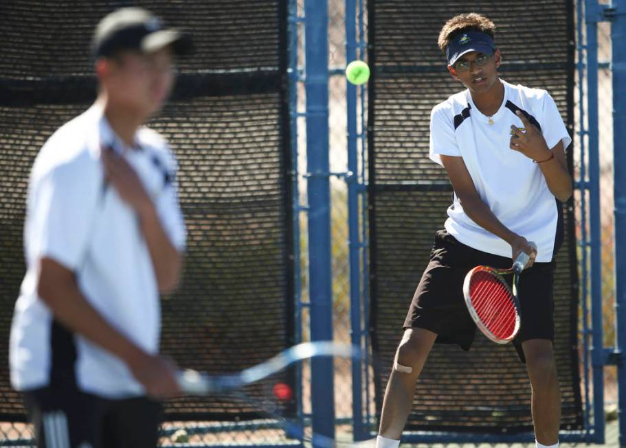 Clarkճ Simran Shah, right, and Michael Pasimio compete against Desert Oasis in the Cla ...