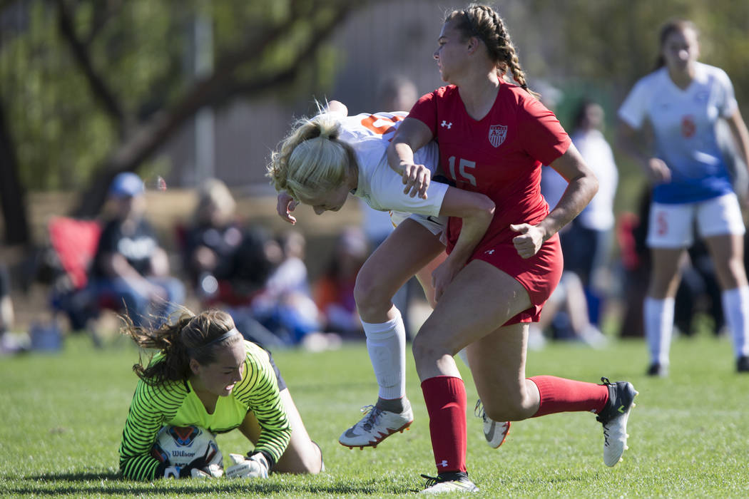 Bishop Gorman’s Kevyn Hillegas (12) defends against Arbor View’s Jolianna Meyers ...