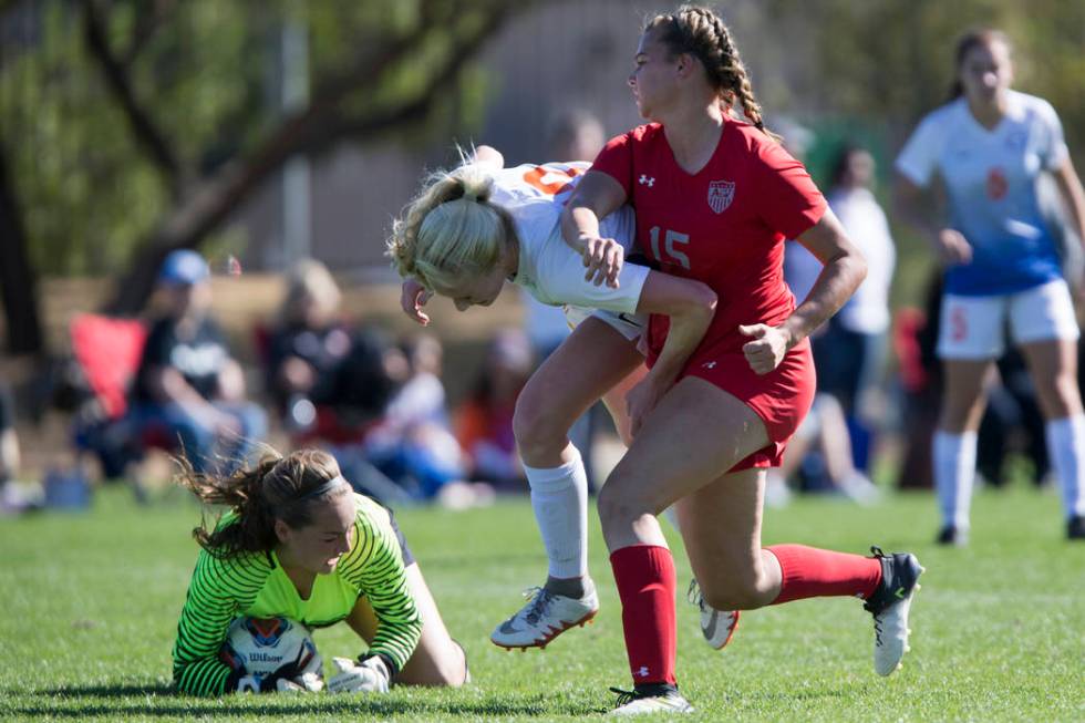 Bishop Gorman’s Kevyn Hillegas (12) defends against Arbor View’s Jolianna Meyers ...