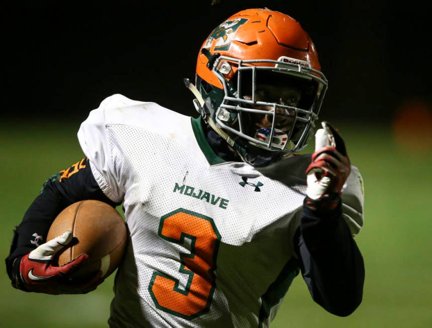 Mojave’s Tawee Walker (3) runs the ball during the Class 3A state quarterfinal game at ...