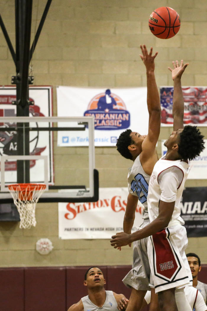 Canyon SpringsՠKaeJon Barnes (20), left, and Desert OasisՠFelix Reeves (1), righ ...